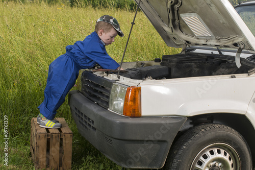 Bambino meccanico al lavoro