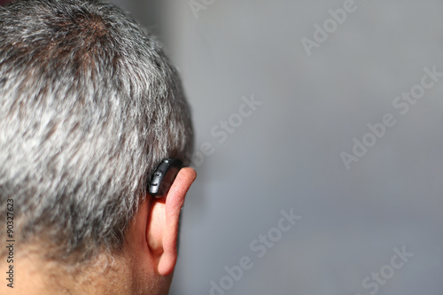 Grauhaariger Mann mit Hörgerät