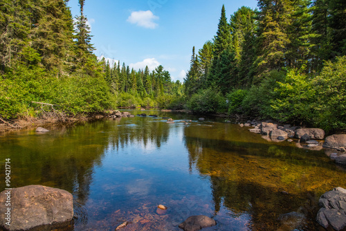 ruhiges gewässer im algonquin nationalpark kanada