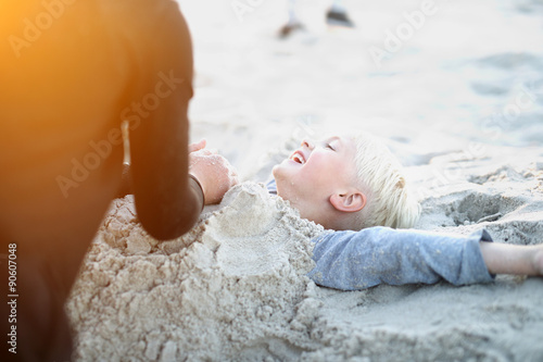 Szczęśliwe dzieci dziewczynka i chłopiec bawią się na piaszczystej plaży