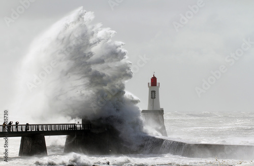 Tempête sur le phare de la grande jetée (La Chaume)