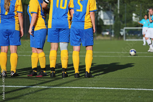 Fußballerinnen in der Freistoßmauer