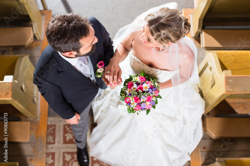 Brautpaar bei Hochzeit in Kirche von oben