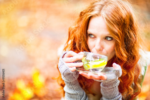 Tee trinken in der Natur 