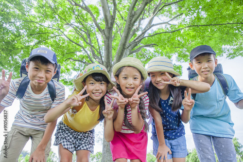 公園ではしゃぐ小学生