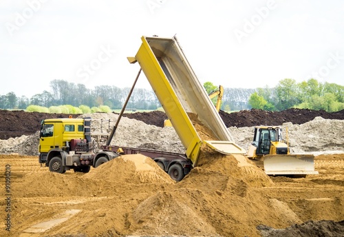 LKW beim abladen von Sand in einer Sandkuhle