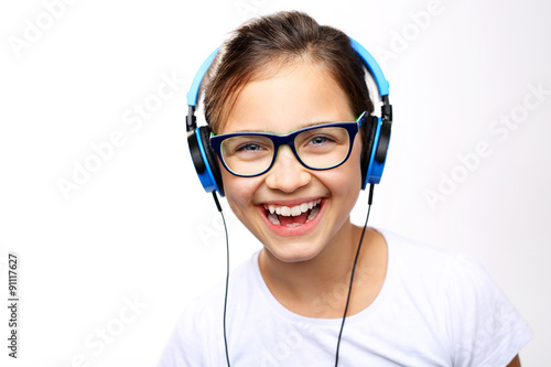 Nastolatka słucha muzyki. Dziewczynka w słuchawkach na uszach