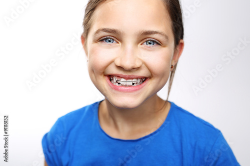 Dziecko w aparaciku ortodontycznym, sposób na proste zęby i piękny uśmiech