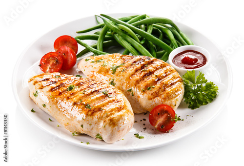 Grilled chicken fillets and vegetables