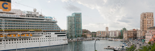 Savona: vista del porto vecchio con nave da crociera 