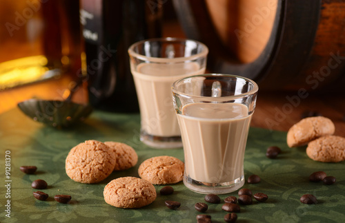 liquore al caffè italiano con amaretti intorno