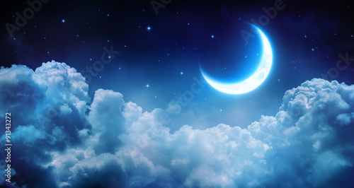 Romantyczny księżyc w gwiaździstą noc nad chmurami
