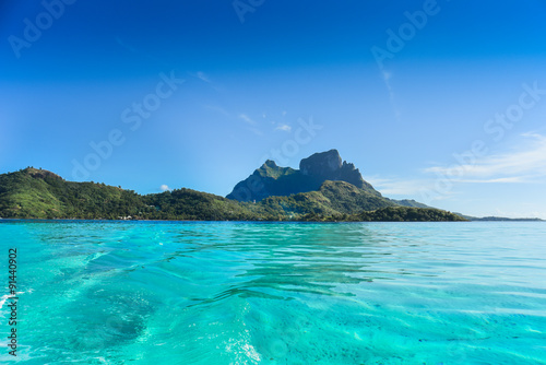 Paesaggio mare e montagna isola Bora Bora