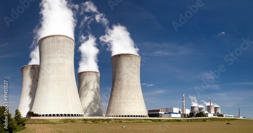 Nuclear power plant and cooling towers