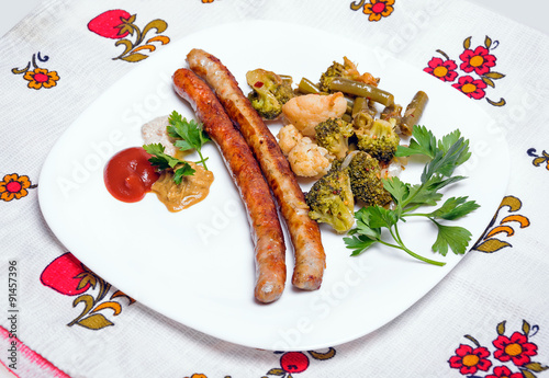 Жареные мюнхенские колбаски с овощами