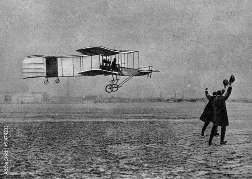 Henri Farman winning the Archdeacon Prize with Voisin biplane (1908)