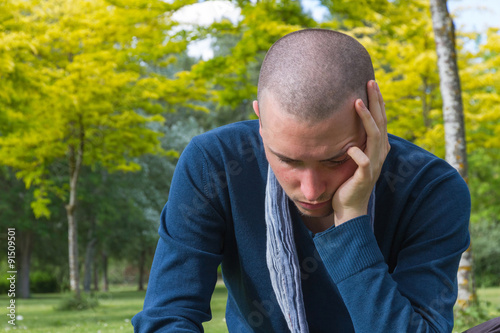 Joven Estudiando o Pensando en un Parque al Aire Libre