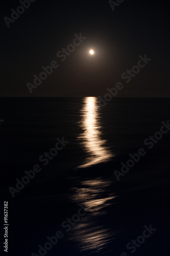Moon reflection on ocean 海に映る月