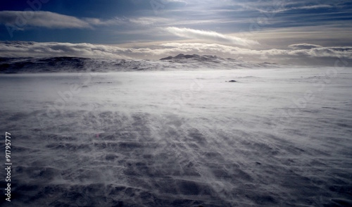 Blauer Himmel über Island zur Winterzeit