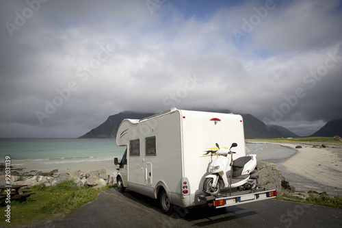 Wohnmobil, Caravan am Strand von Ramberg auf den Lofoten, Norwegen