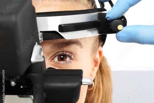 Okulista - wziernik obuoczny, oftalmoskop