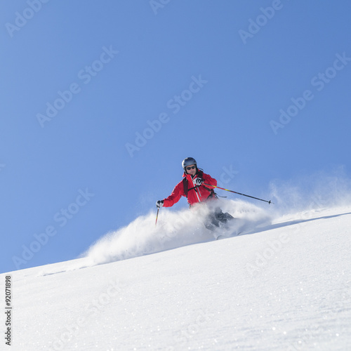 im glitzernden frischen Pulverschnee skifahren