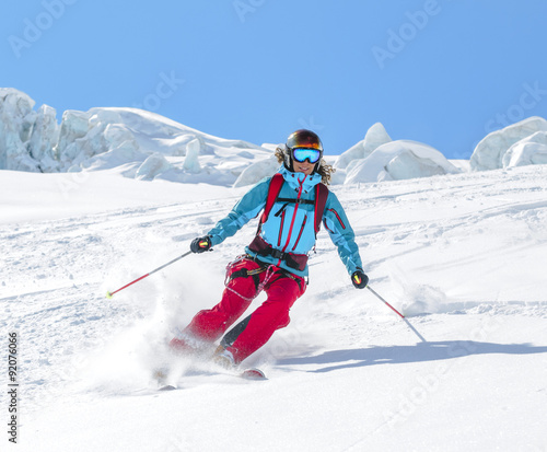 gekonnt Skifahren auf einem Gletscher