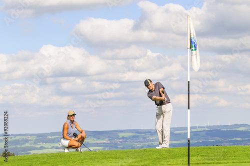 zwei Golfer beim Spiel zum Grün