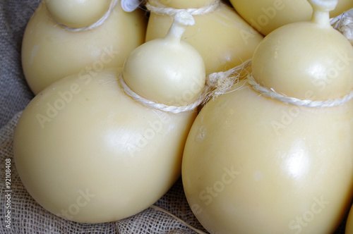 Caciocavallo o provolone legato con spago e poggiato su liuta