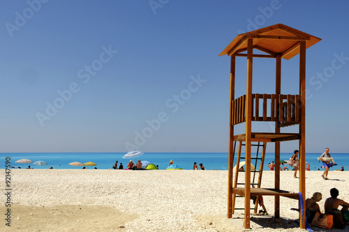 Torretta bagnino su spiaggia meravigliosa