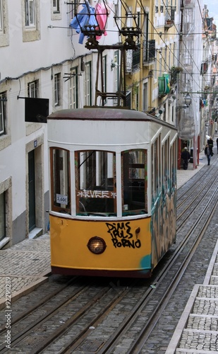 Straßenbahn und Aufzug in Lissabon