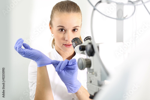 Klinika okulistyczna, lekarz okulista nakłada gumowe rękawiczki