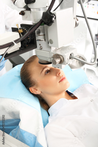 Laserowa korekcja wzroku.Pacjentka na sali operacyjnej podczas zabiegu chirurgii okulistycznej