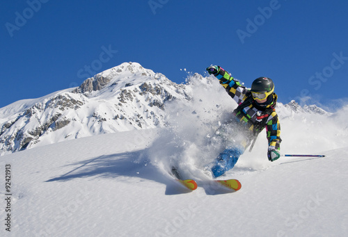 Junger Skifahrer im Pulverschnee