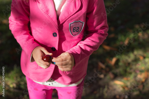dziecko przedszkolak na jesiennym spacerze
