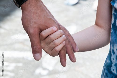 Mädchen hält Hand seines Vaters