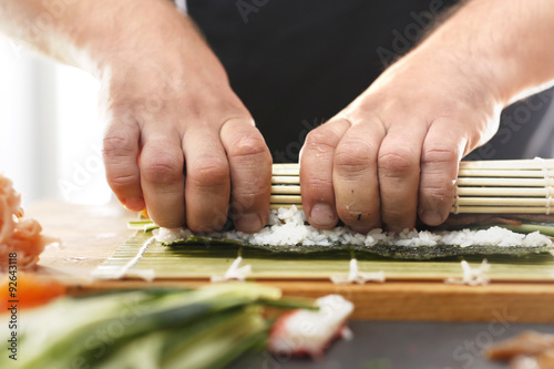 Zwijanie rolek sushi w bambusowej macie, etapy tworzenia.