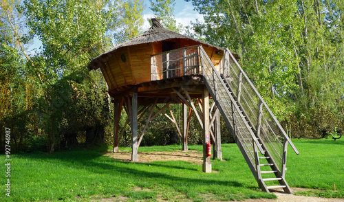 Une cabane perchée sur pilotis