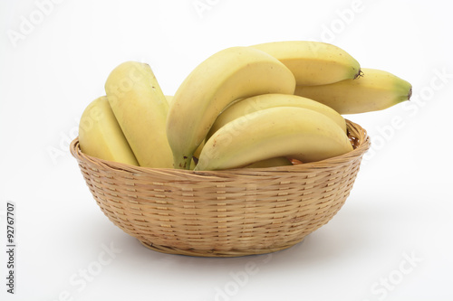 Plátanos en un cesto de mimbre