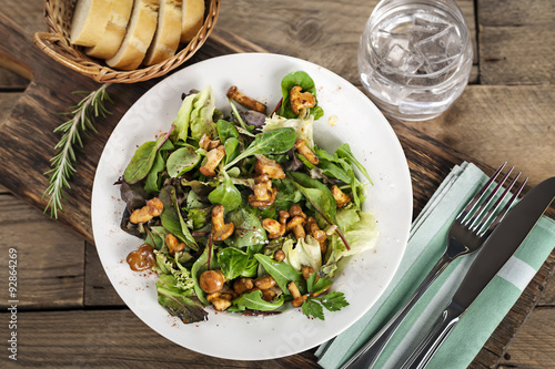 Mediterraner Salat mit Pfiferlingen auf weißem Teller