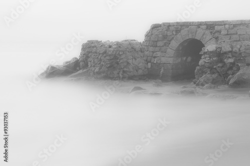 Un tunnel misterioso in riva al mare