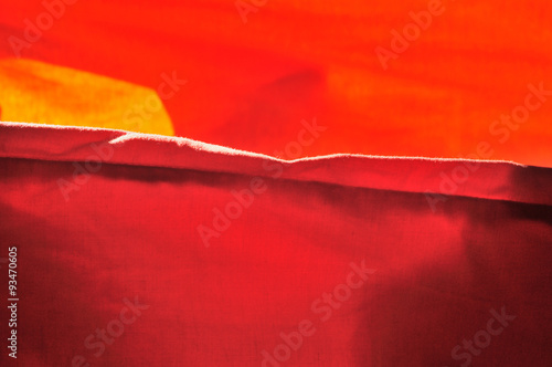 rosso e arancione, sfondo astratto con varie trame di stoffa