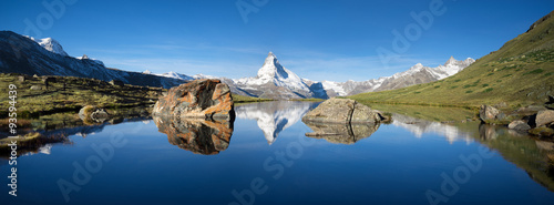 Schweizer Berge mit Matterhorn und Stellisee im Vordergrund