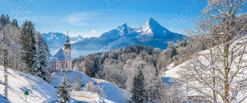 Idylliczny zimowy krajobraz z kaplicą w Alpach, Berchtesgadener Land, Bawaria, Niemcy