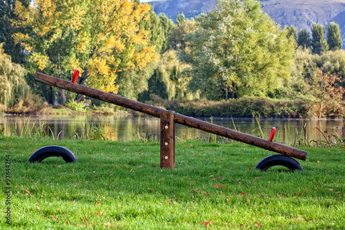 parco giochi con altalena