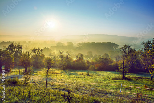 Saarland – Bliesgau Landschaft morgens im Herbst bei Sonnenaufgang 