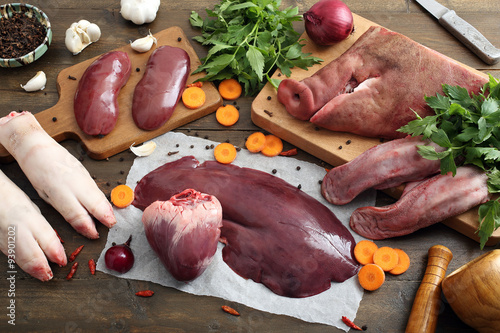 carne cruda frattaglie di maiale assortite su tavolo rustico