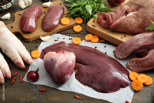 carne cruda frattaglie di maiale assortite su tavolo rustico