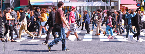 横断歩道を歩く群衆 