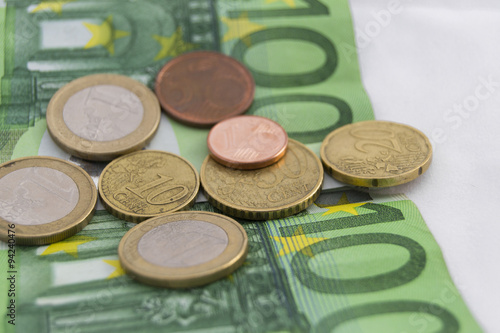 Billetes y modenas de euro apilados